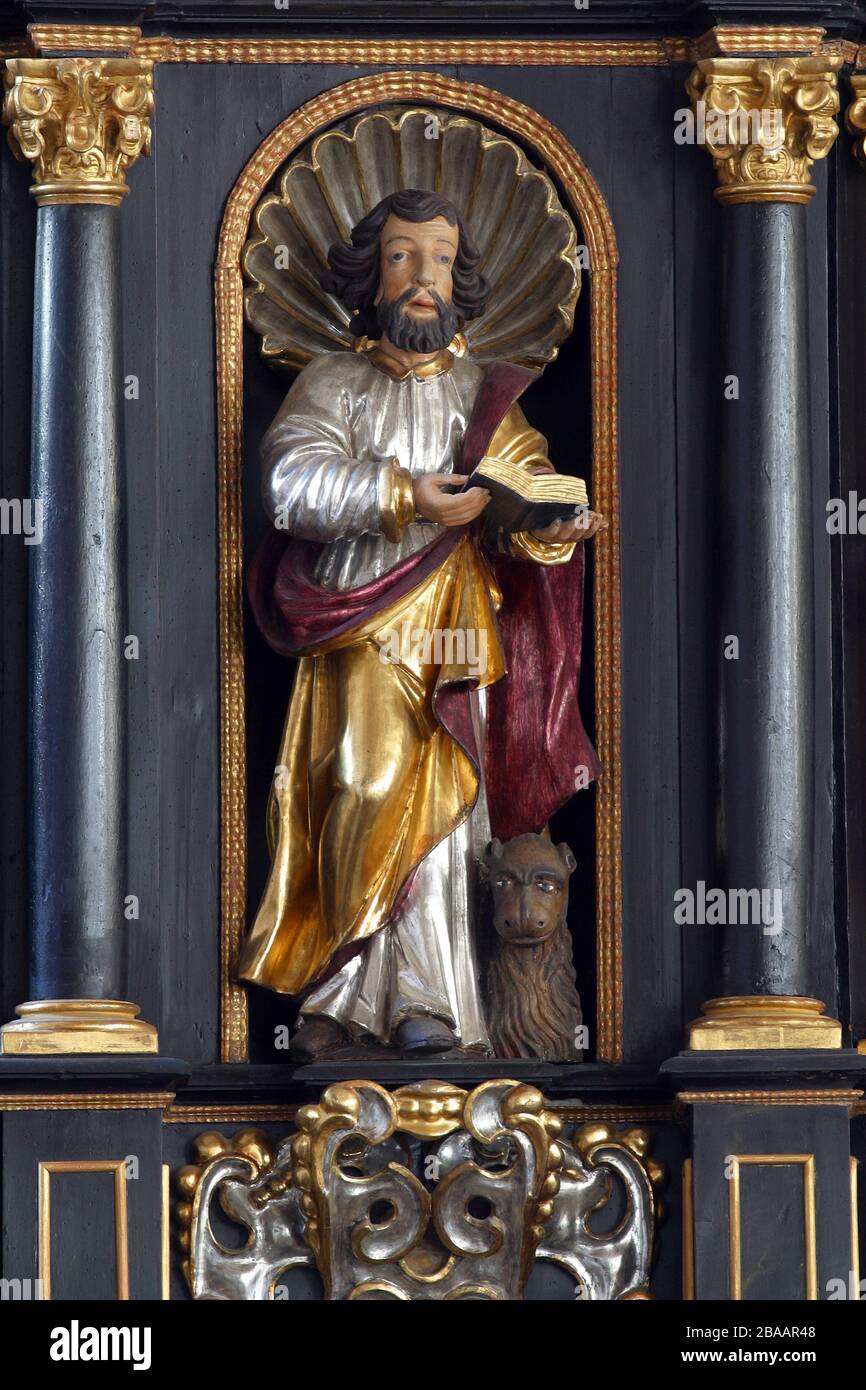 Saint Marc l'évangéliste, statue sur la chaire dans l'Église Sainte-Catherine d'Alexandrie à Zagreb, Croatie Banque D'Images