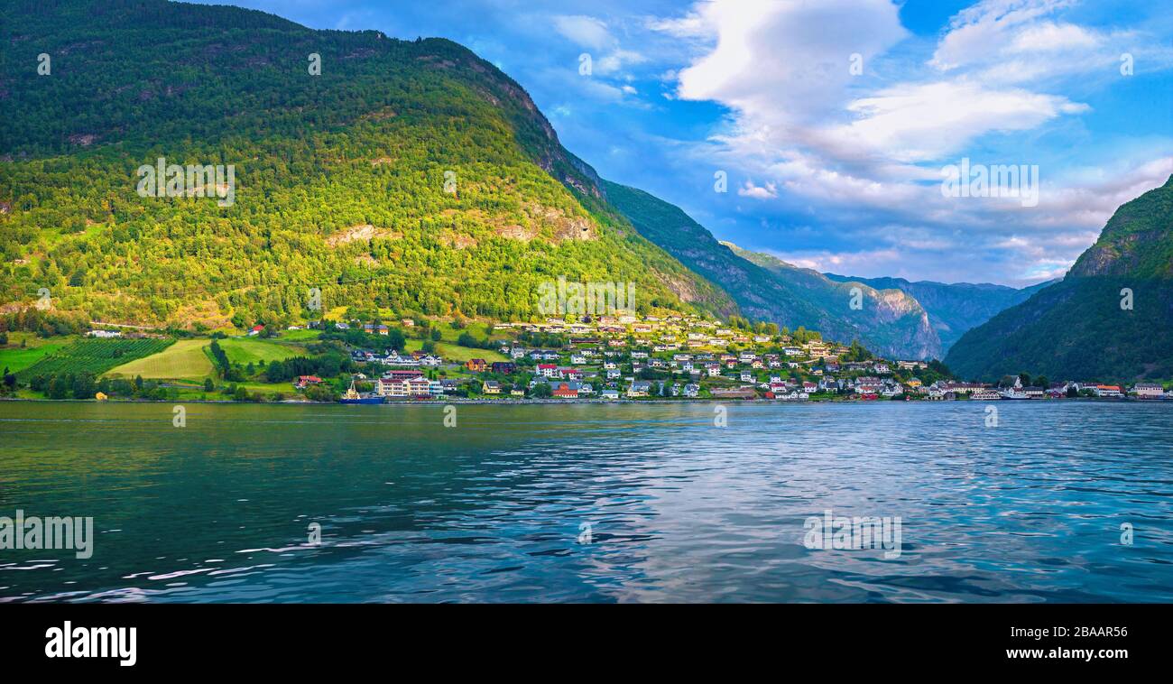 Vue panoramique sur la côte et le village de Flam sur le Sognefjord. Aurlandsfjord, Norvège Banque D'Images