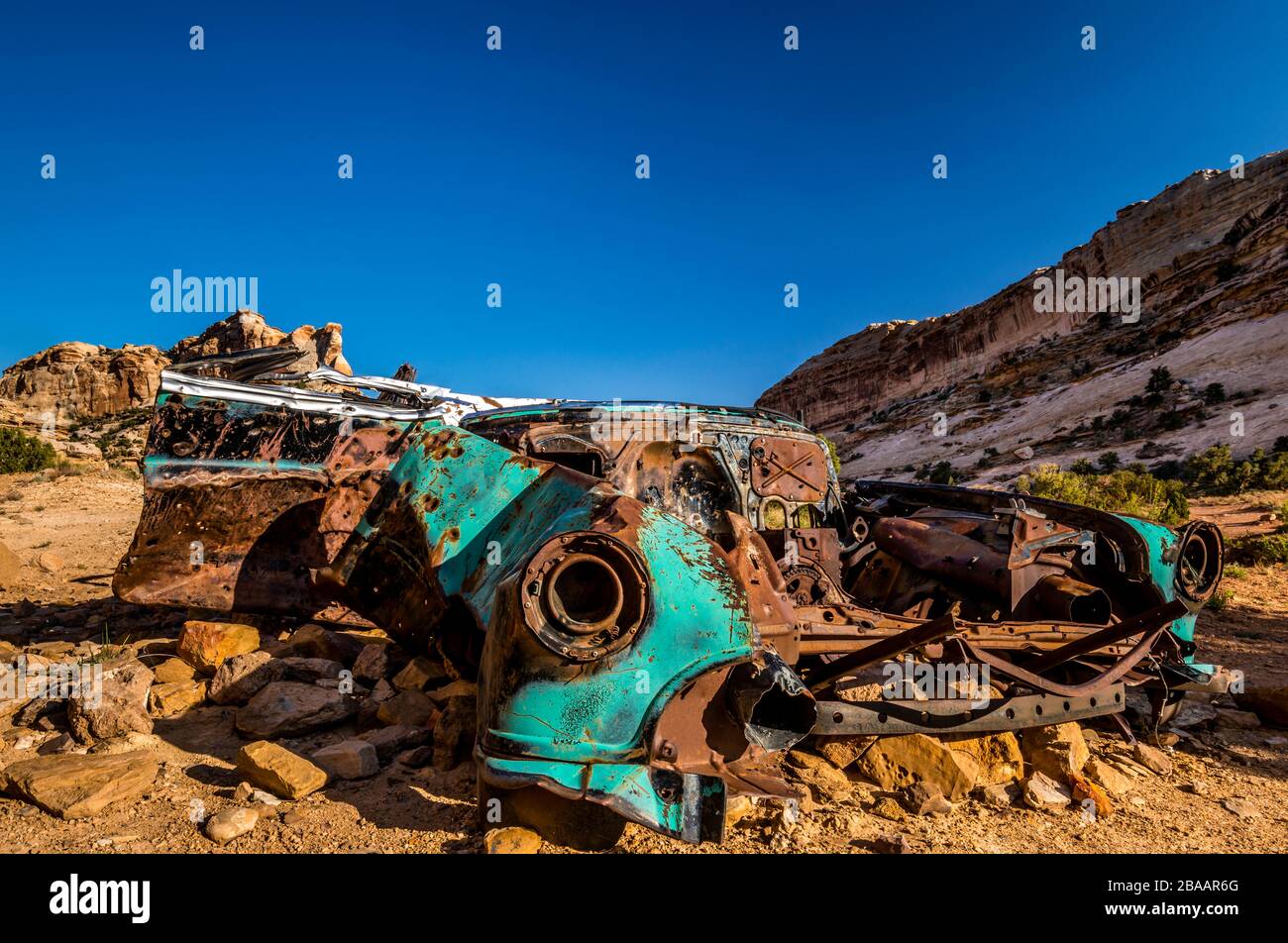 Vue sur l'épave de voiture dans le désert, formations de Sandstone Rock, Utah, États-Unis Banque D'Images