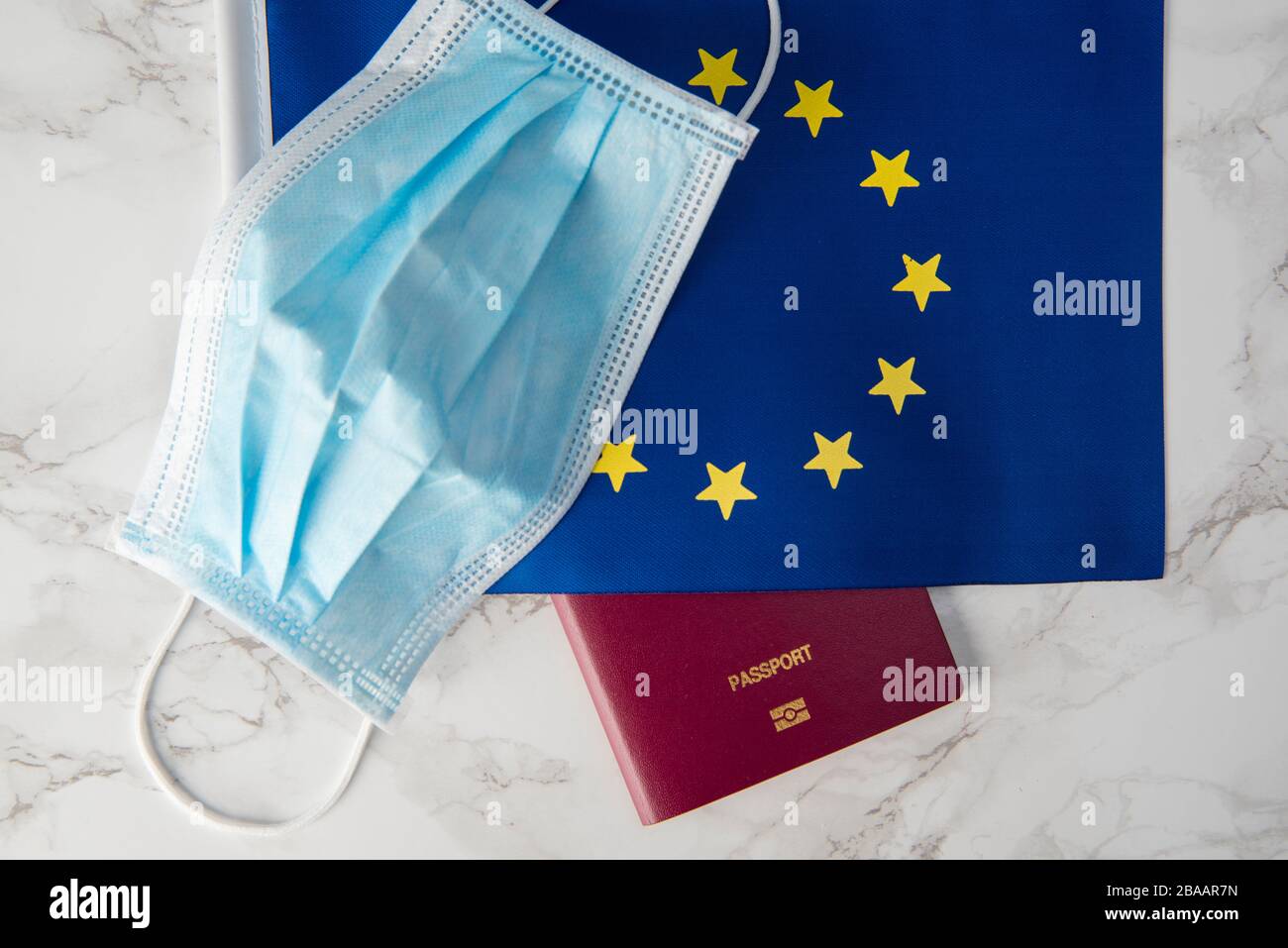 drapeau de l'union européenne et tube à essai de coronavirus avec passeport, interdiction de voyager Banque D'Images