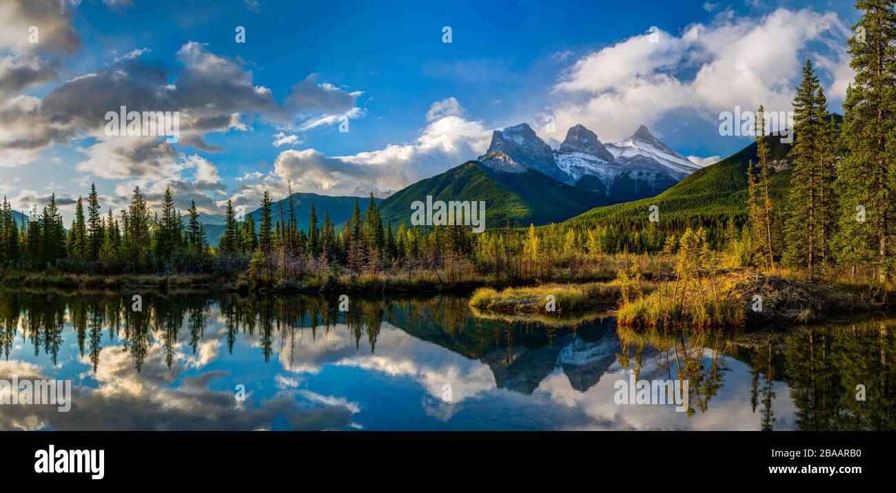 Vue sur Beaver Pond et Three Sisters Mountain, Canmore, Alberta, Canada Banque D'Images