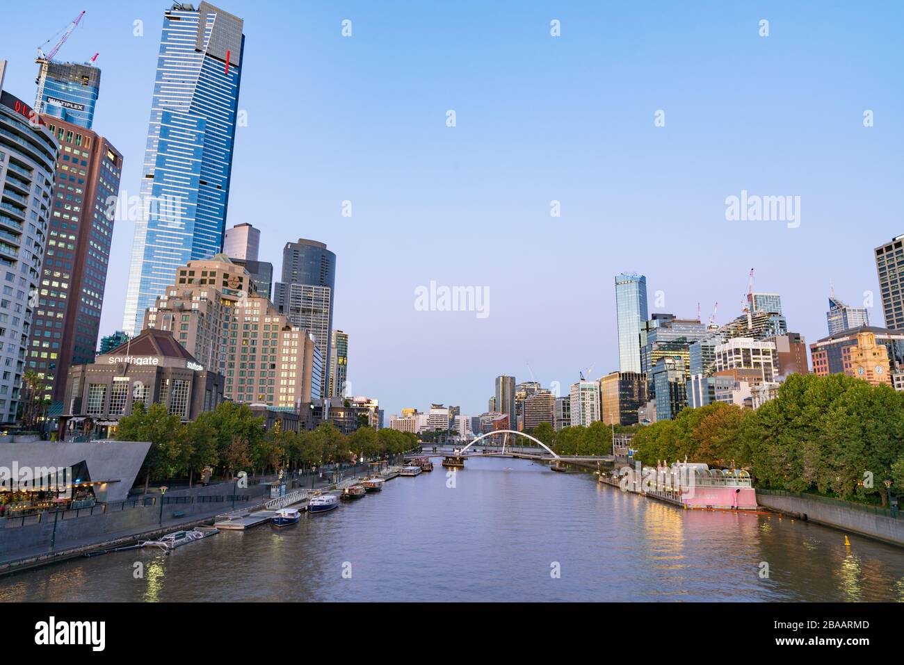 Melbourne Australie - 10 mars 2020; vue sur la Yarra River et Southbank le matin sans signe d'activité au moment où la ville serait normale à venir t Banque D'Images