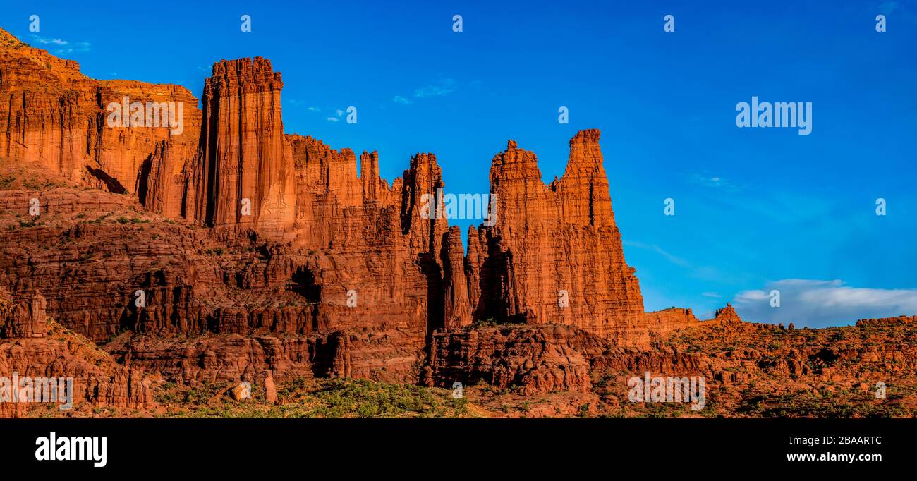 Vue sur les rochers de Fisher Towers, la zone de loisirs du fleuve Colorado, Colorado, États-Unis Banque D'Images