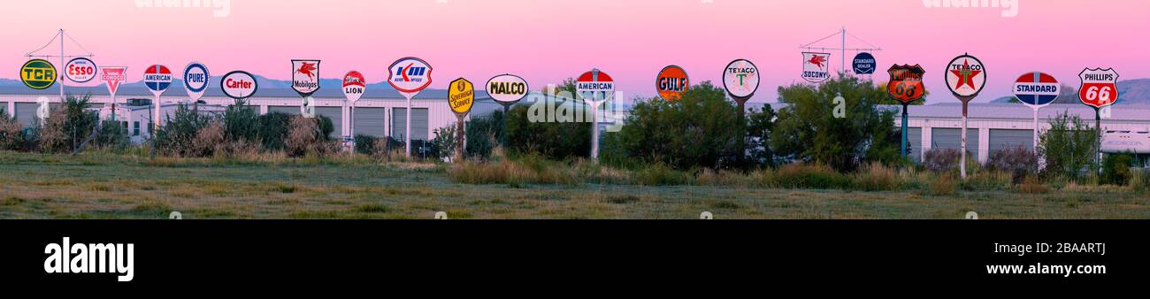Vue sur les panneaux de la station-service, Provo, Utah, États-Unis Banque D'Images