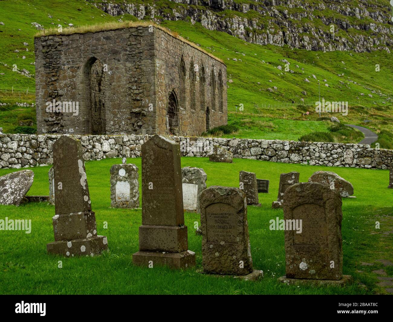 Église Saint Olav dans le village de Kirkjubøur. Vue sur l'ancien cimetière. Banque D'Images