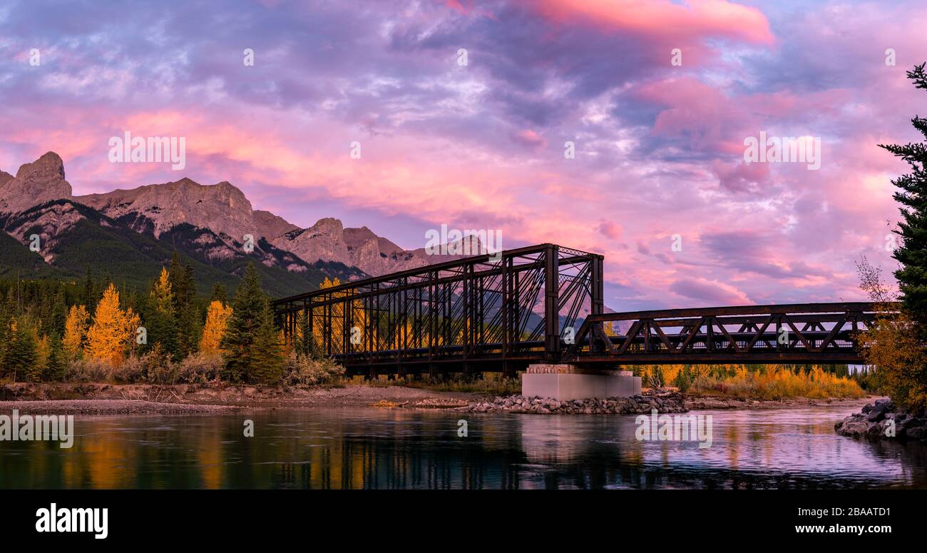 Vue sur le pont ferroviaire au-dessus de la rivière Canmore, Alberta, Canada Banque D'Images