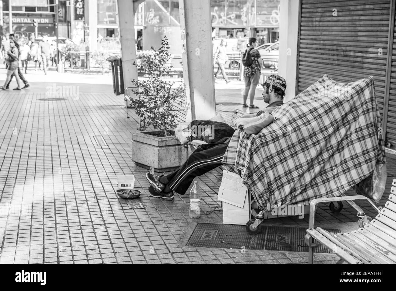 Santiago Chili 26 mars 2020 de vrais sans-abri inquiets et abandonnés dans les rues Providencia au cours des dernières heures avant le verrouillage de Coronavirus Banque D'Images