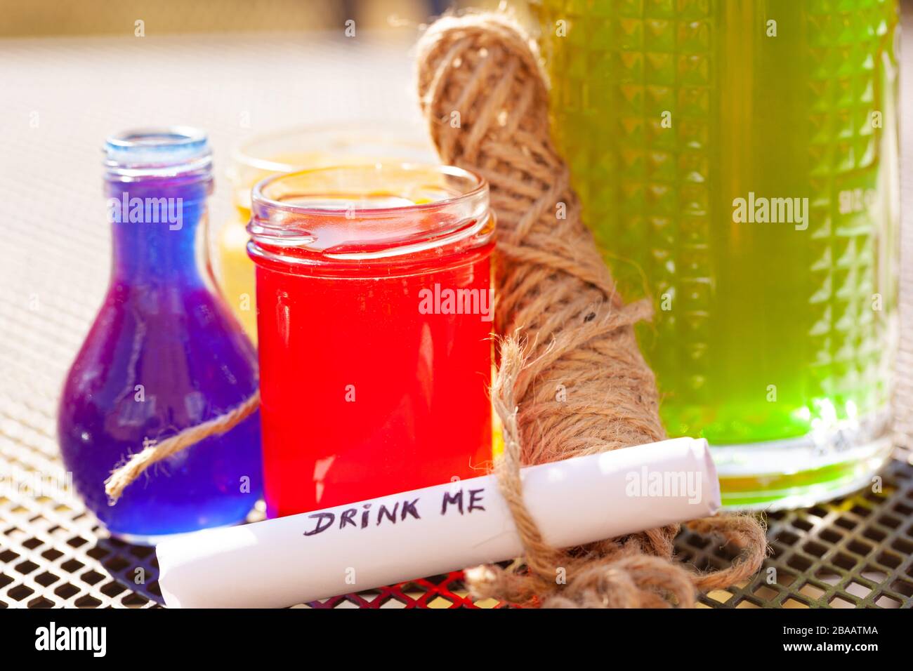 Durée de vie : pots en verre et bouteilles contenant un liquide et un rouleau en papier rouge bleu et vert et jaune, avec « m'rétrécir » écrit dessus Banque D'Images