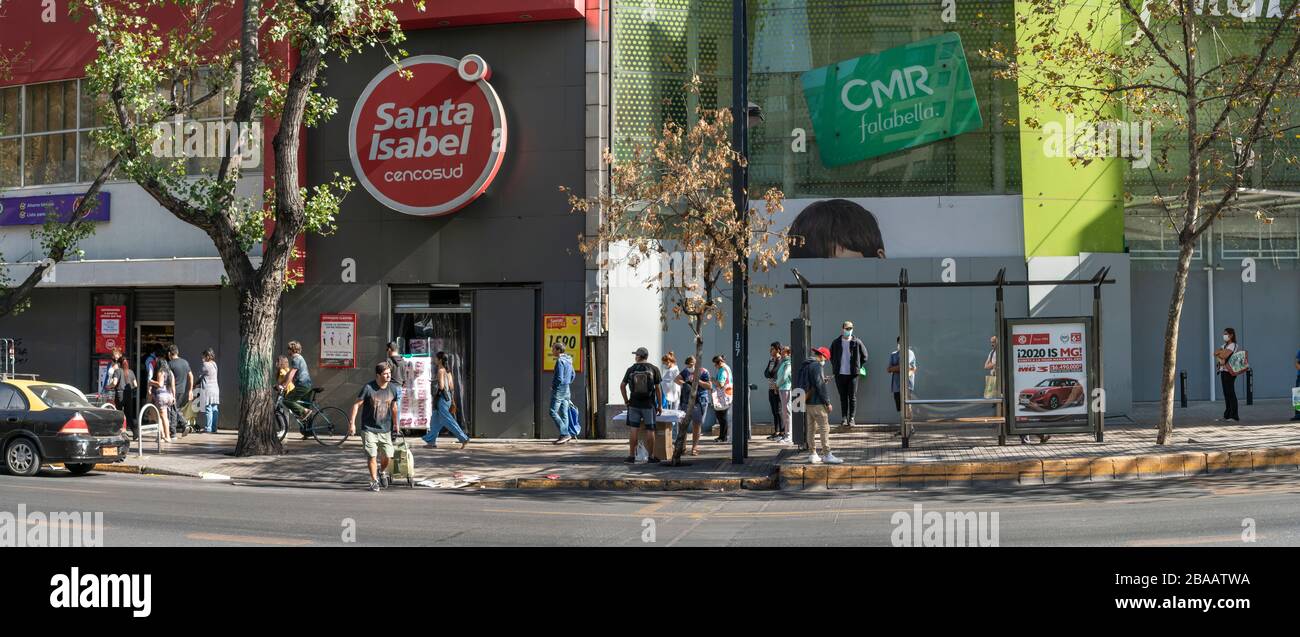 Les gens qui attendent dans les rues de Providencia pour entrer dans les banques et les magasins au cours des dernières heures avant le couvre-feu parce que la maladie de coronavirus COVID-19 Banque D'Images