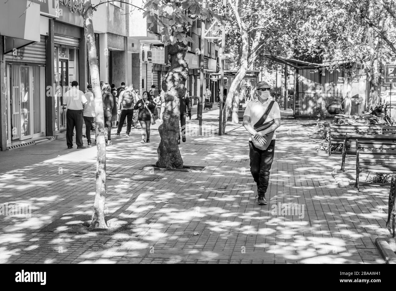 Les vrais gens s'inquiétaient et marchaient dans les rues de Providencia au cours des dernières heures avant le couvre-feu en raison de la maladie de coronavirus COVID-19 Banque D'Images