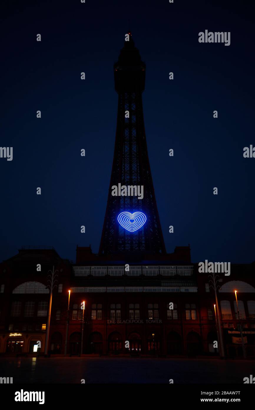 La Blackpool Tower est éclairée en bleu par un geste de grâce au personnel de NHS qui tente de combattre le coronavirus. Un hommage national pour les héros de la santé de première ligne a lieu dans tout le Royaume-Uni avec un grand nombre d'applaudissements sur les portes, les fenêtres et les balcons jeudi à 20:00. Banque D'Images