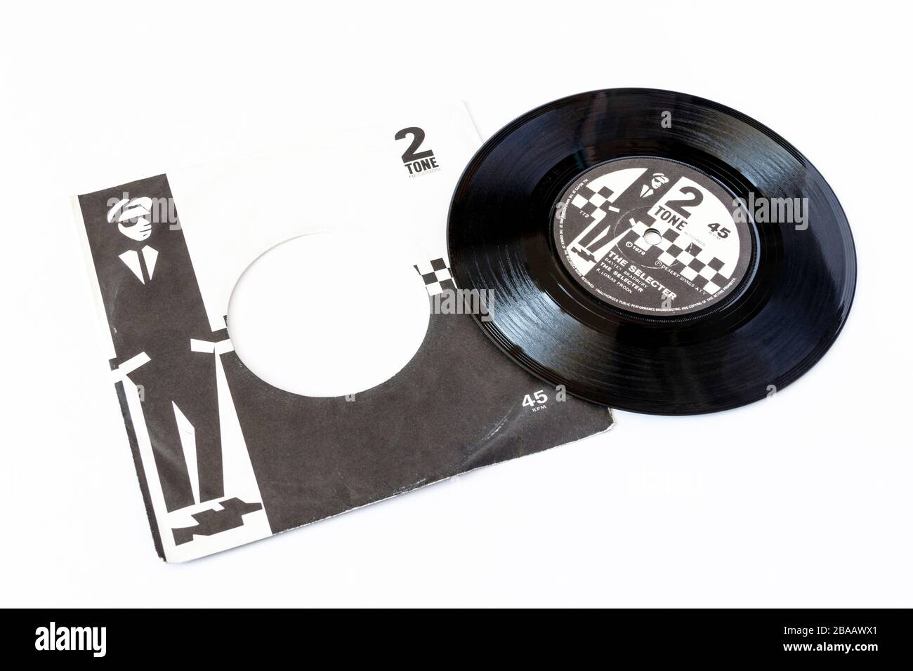 Un enregistrement vinyle unique de 7' 45 tr/min par le Selecter et le manchon d'origine, isolé sur un fond blanc Banque D'Images