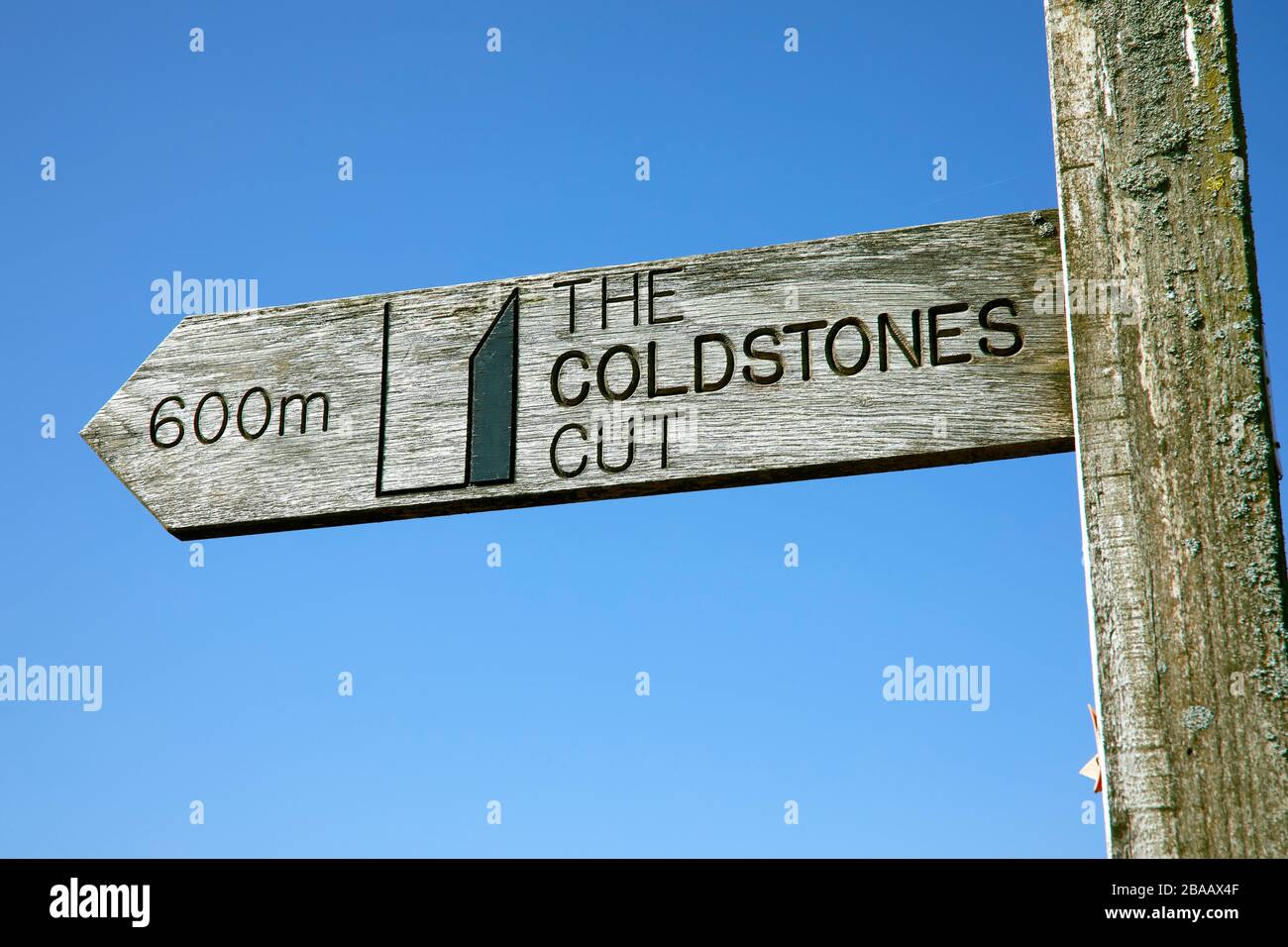 Le signe montrant le chemin vers le point de vue de Cold Stones Cut à Greenhow Hill à Nidworth, fermé en raison de l'écluse de Coronavirus 26/03/20 Banque D'Images