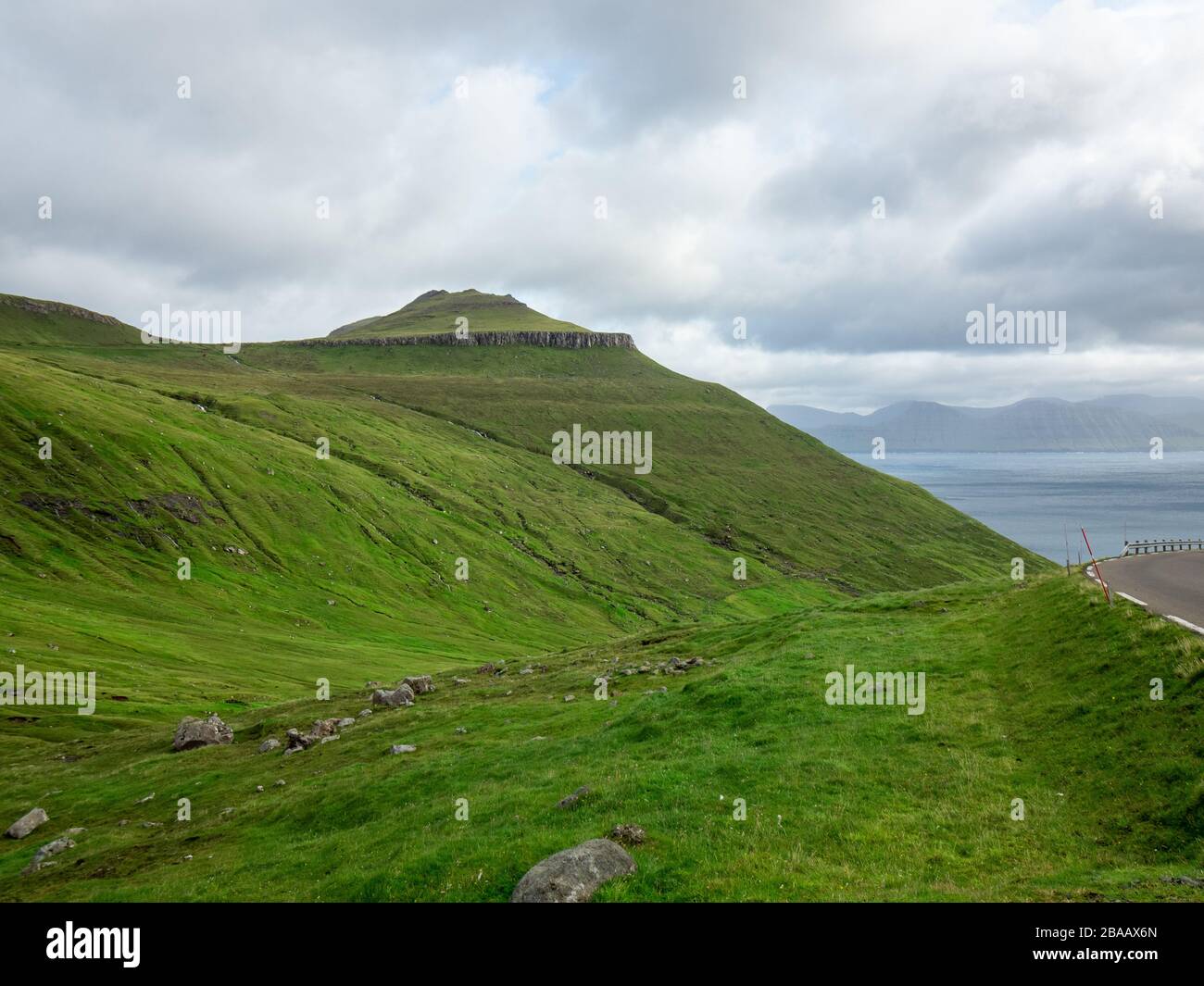 Îles Féroé, champs verts des montagnes. Ciel nuageux. Banque D'Images