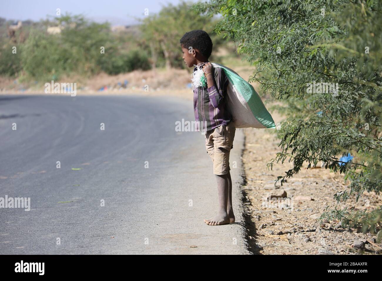 Taiz / Yémen - 09 février 2017 : un enfant yéménite triste vit en plein air avec sa famille à cause de son évasion de la guerre en cours dans la ville de Taiz Banque D'Images