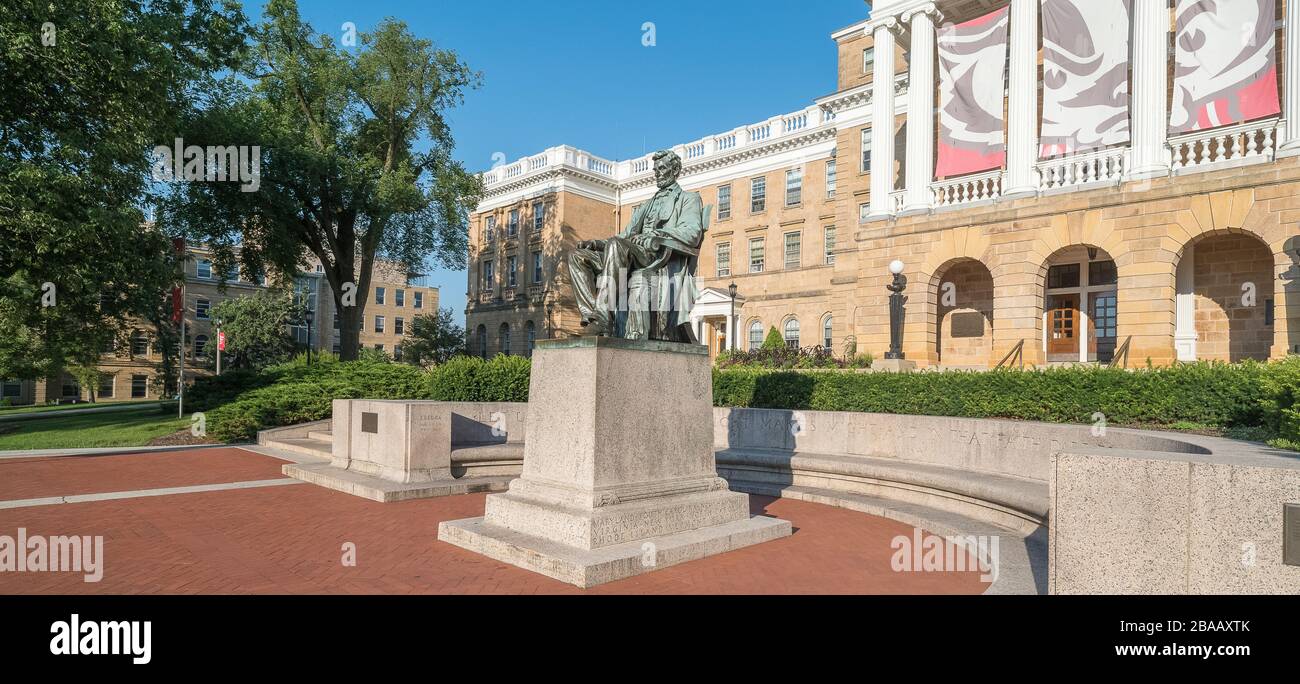 Vue sur la statue d'Abraham Lincoln devant le Bascom Hall de l'Université du Wisconsin-Madison, Madison, comté de Dane, Wisconsin, États-Unis Banque D'Images