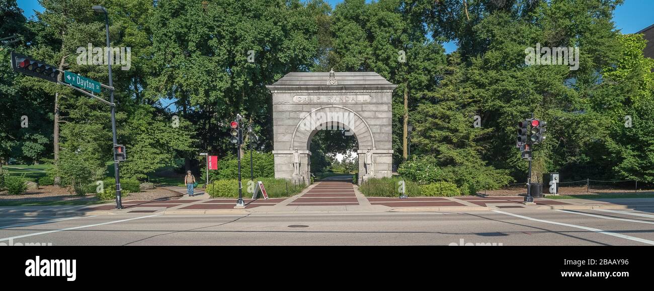 Vue sur l'entrée de l'arche du Camp Randall on University of Wisconsin-Madison, Madison, Dane County, Wisconsin, États-Unis Banque D'Images