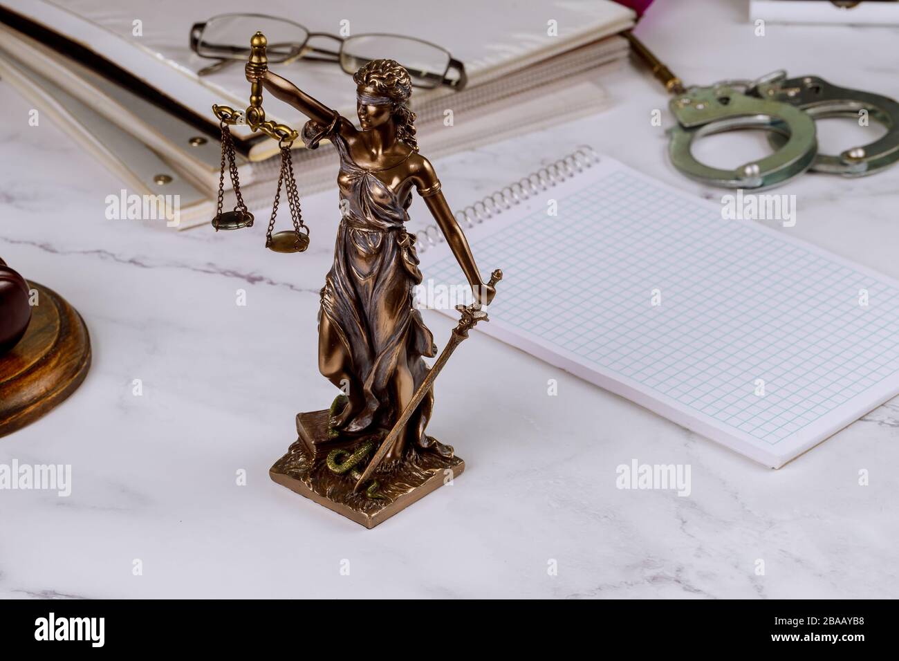 Statue de la justice figure en droit dans l'avocat avec dossier documents de travail du bureau de droit Banque D'Images