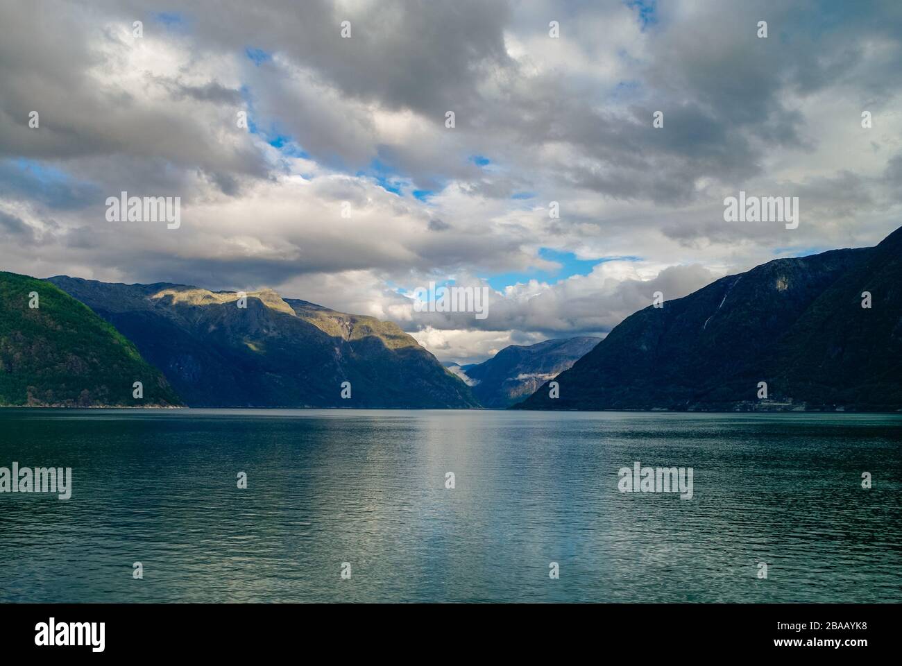 Ciel nuageux sur les banques du fjord. Les montagnes avec des forêts vertes, Eidfjord, Norvège Banque D'Images