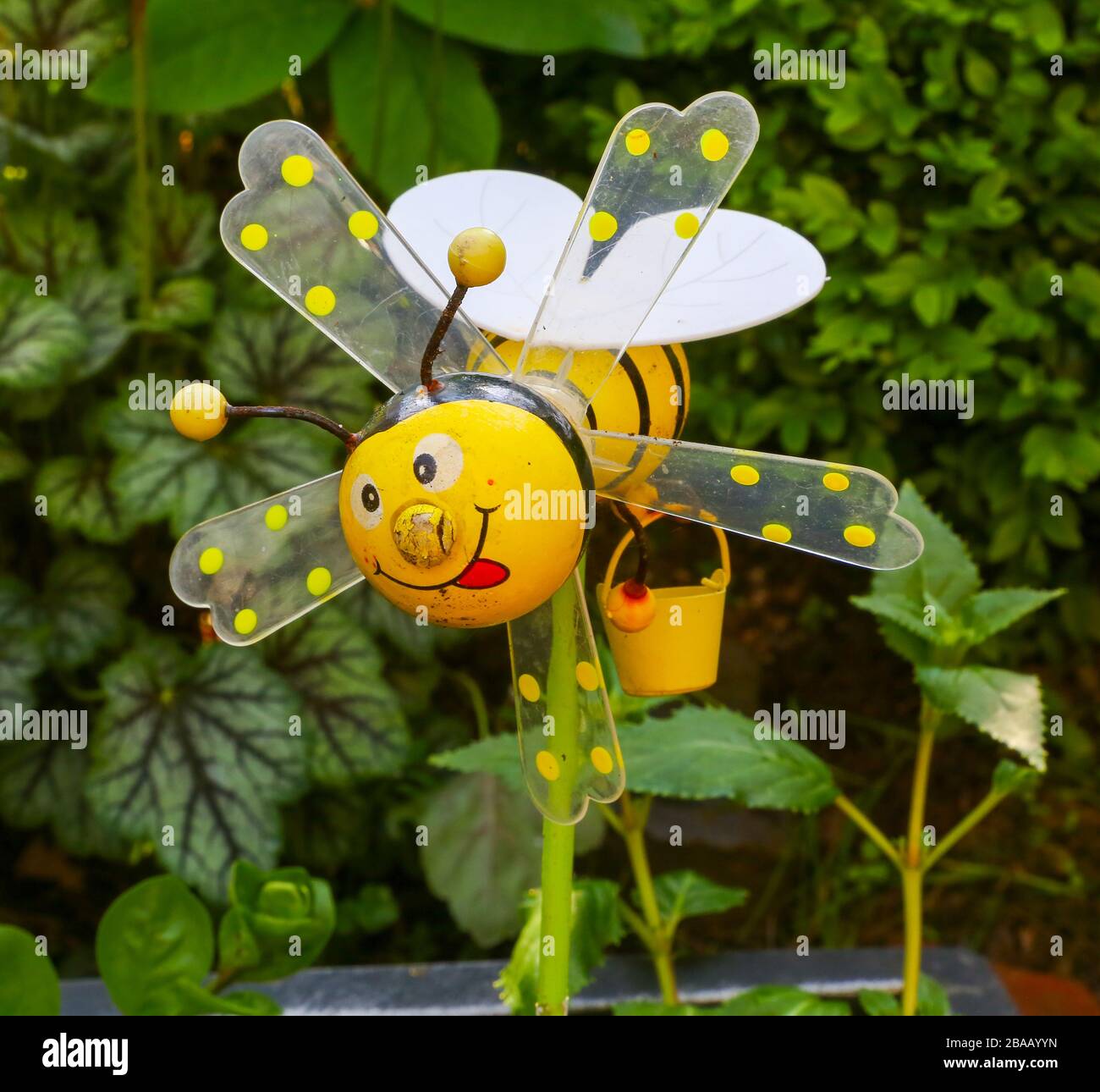 Un nouveau petit moulin à vent de jardin sous forme d'abeille Banque D'Images