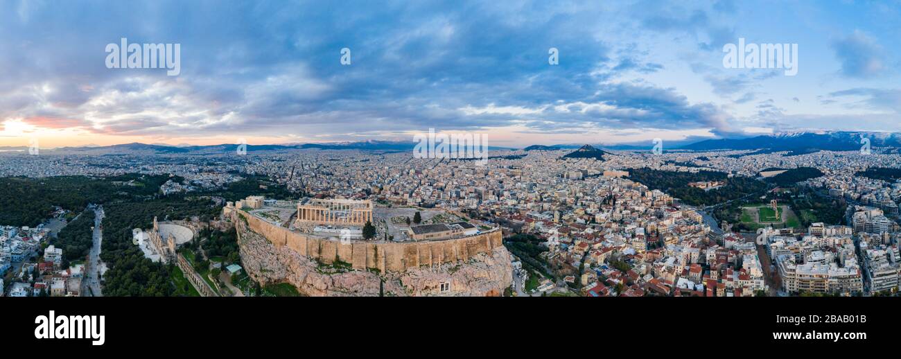 Vue aérienne de l'Acropole d'Athènes, du Temple d'Athena Nike, du Parthénon, du Temple Hekatompedon, du Sanctuaire de Zeus Polieus, de l'Odéon d'Herodes Atticus Banque D'Images