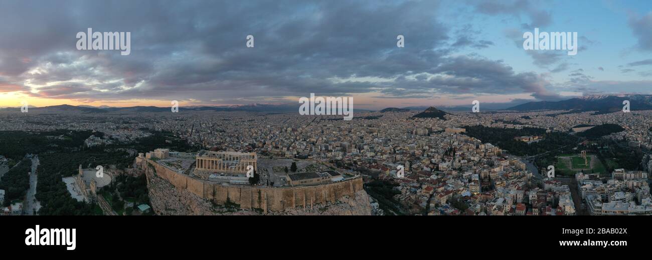 Vue aérienne de l'Acropole d'Athènes, du Temple d'Athena Nike, du Parthénon, du Temple Hekatompedon, du Sanctuaire de Zeus Polieus, de l'Odéon d'Herodes Atticus Banque D'Images