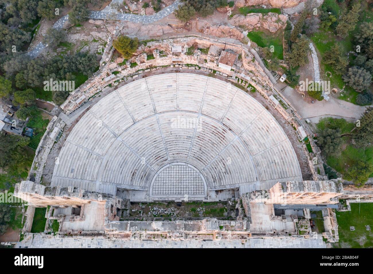 Vue aérienne de l'Acropole d'Athènes, du Temple d'Athena Nike, du Parthénon, du Temple Hekatompedon, du Sanctuaire de Zeus Polieus, de l'Odéon d'Herodes Atticus Banque D'Images