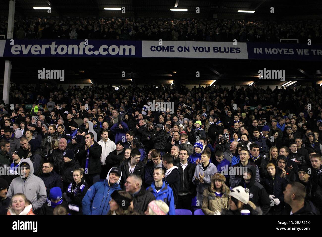 Everton fans dans les peuplements Banque D'Images