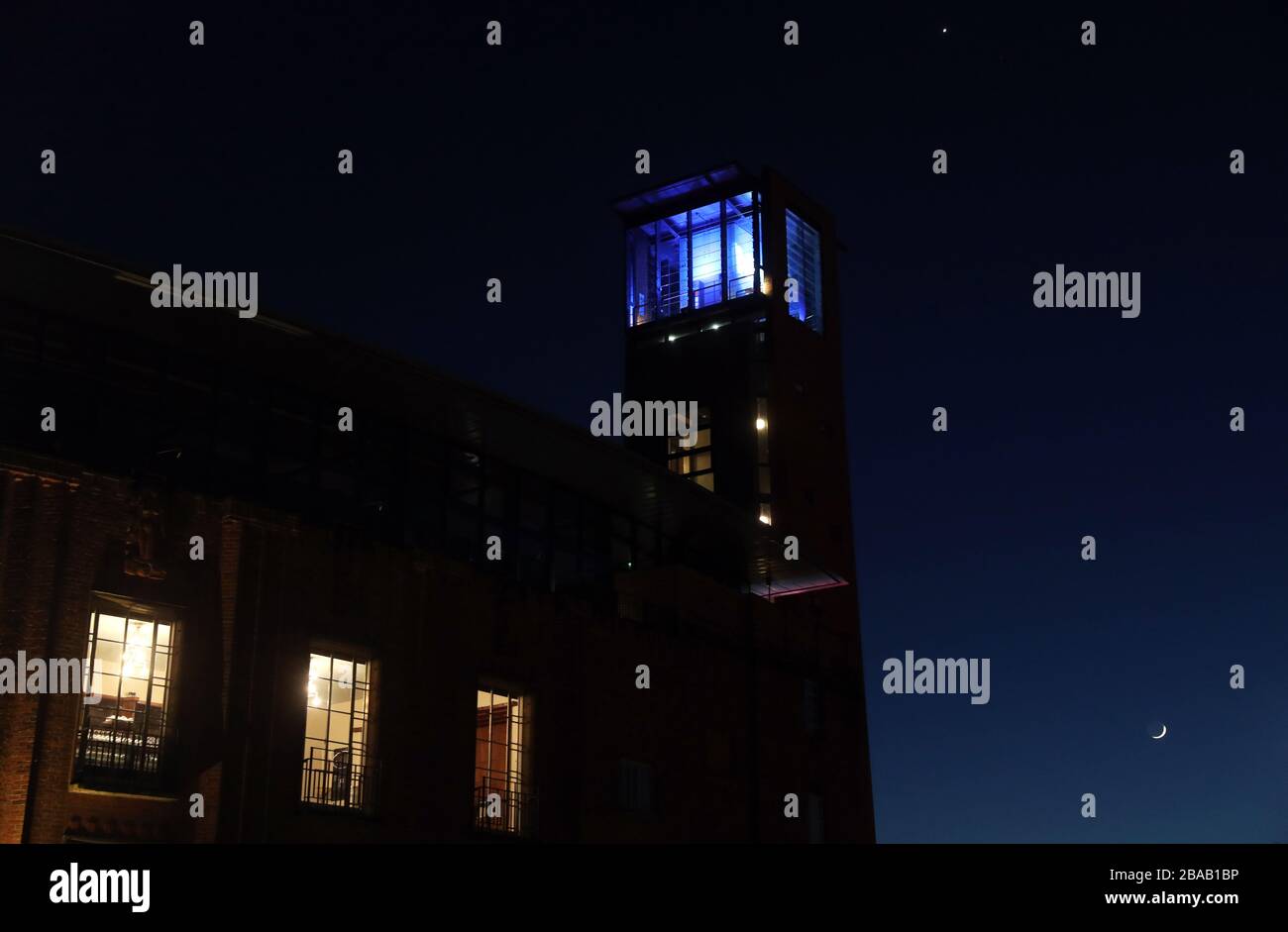 Le restaurant Tower de la Royal Shakespeare Company à Stratford-upon-Avon, Londres est éclairé en bleu par un geste de grâce au personnel du NHS qui tente de lutter contre le coronavirus. Un hommage national pour les héros de la santé de première ligne a lieu dans tout le Royaume-Uni avec un grand nombre d'applaudissements sur les portes, les fenêtres et les balcons jeudi à 20:00. Banque D'Images