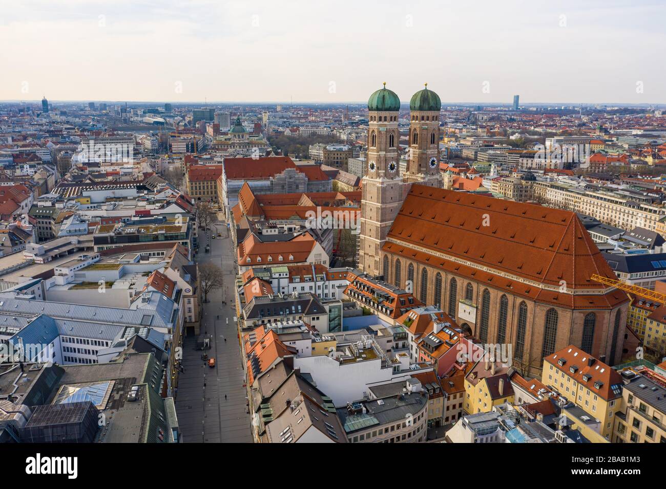 Munich-Allemagne, 26 mars 2020: Presque personne sur la rue Kaufinger habituellement bondée dans le centre de Munich en raison de la crise de Corona. Banque D'Images