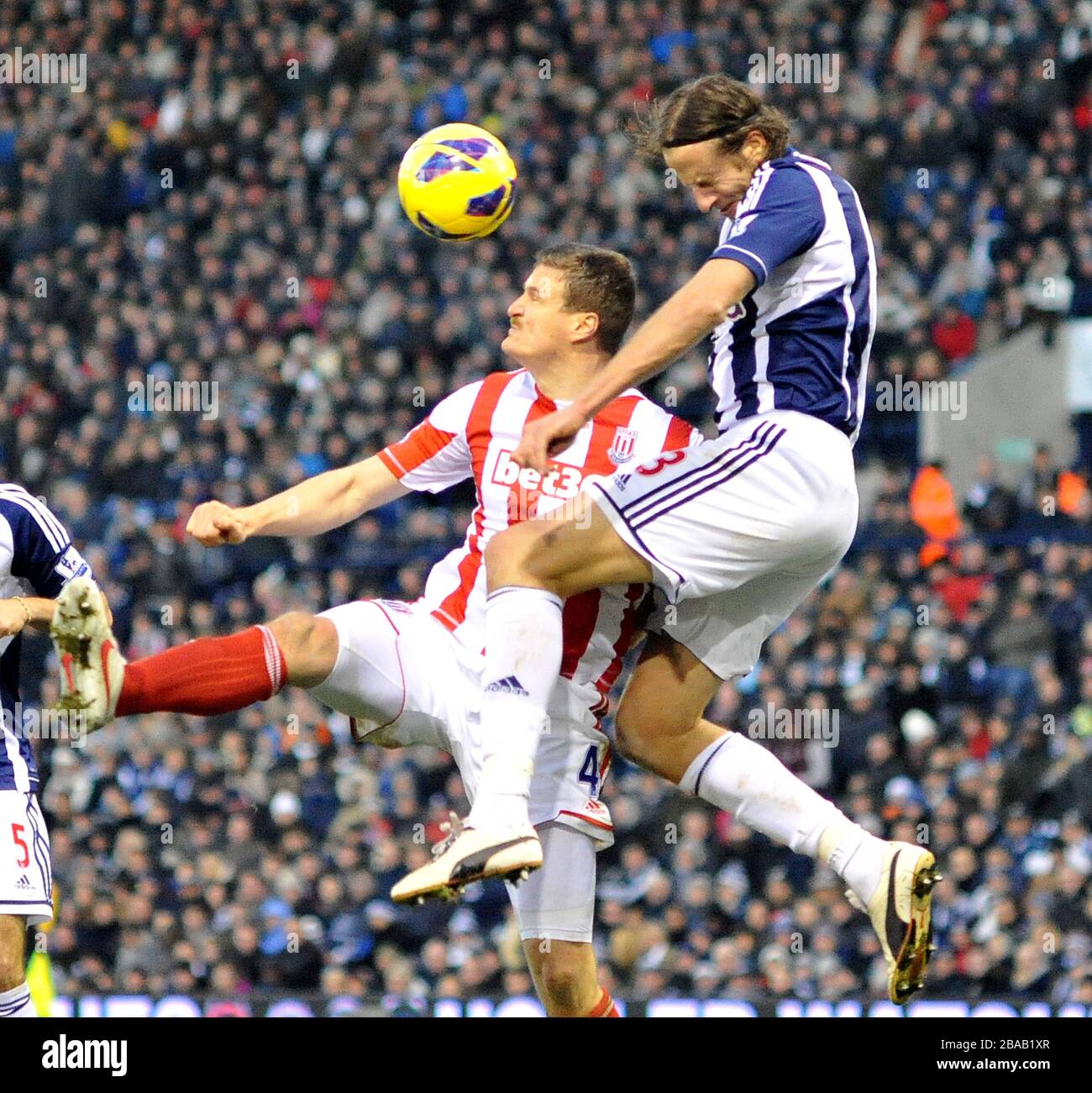 West Bromwich le Jonas Olsson d'Albion surpasse Robert Huth de Stoke City Banque D'Images