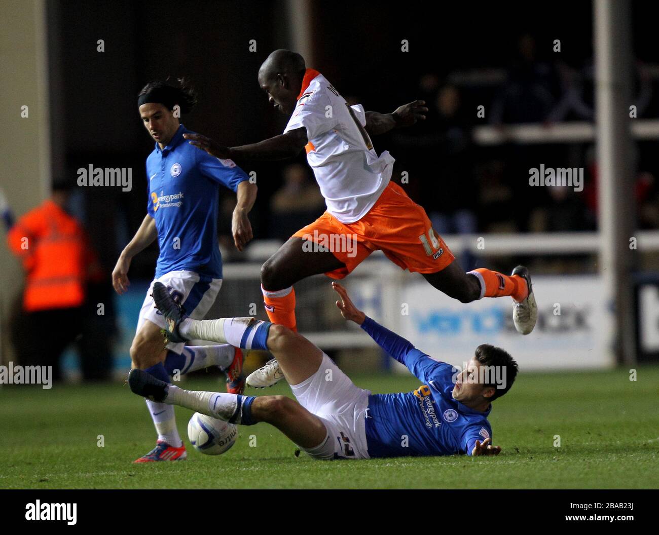 George Thorne de Peterborough United s'attaque à Ésaïe Osbourne de Blackpool Banque D'Images