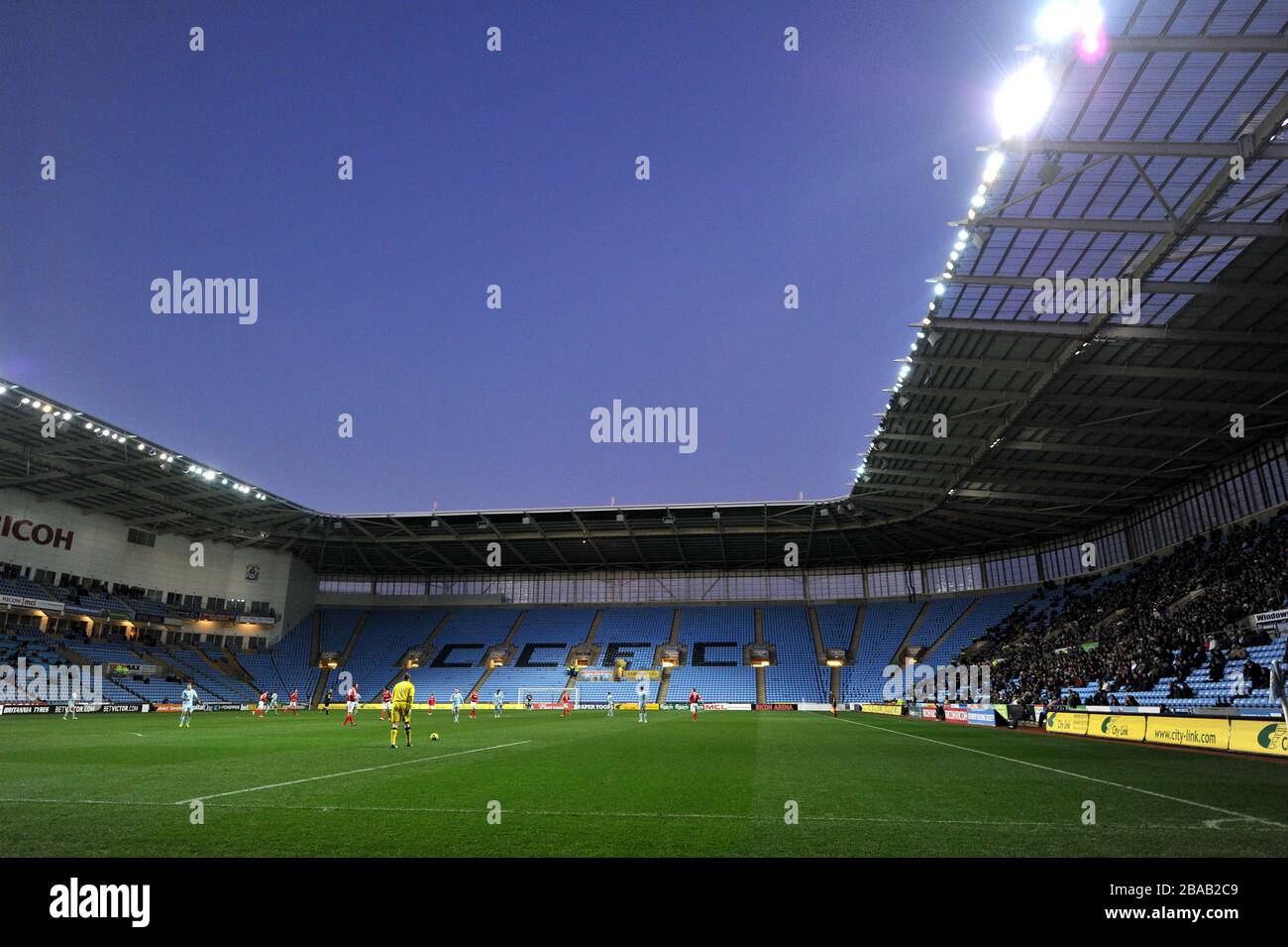 Une vue générale de l'action de match à la Ricoh Arena, maison de Coventry City Banque D'Images