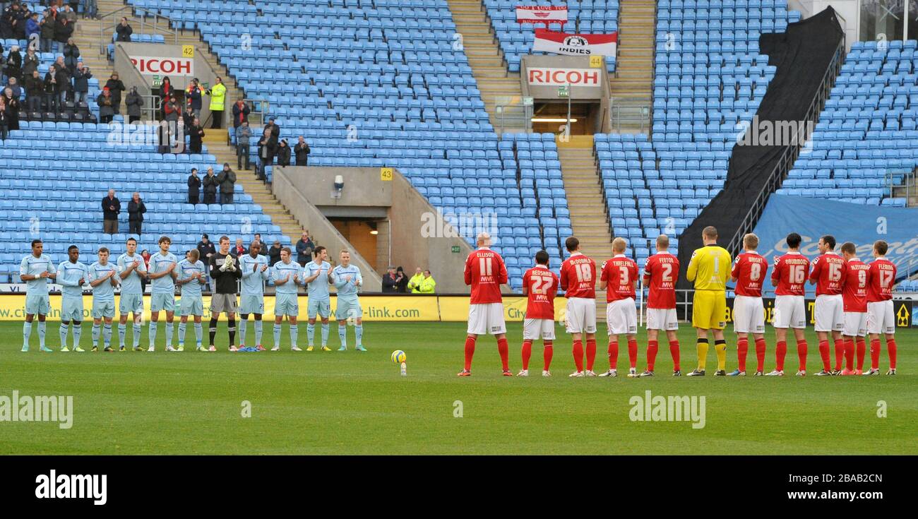 Les joueurs de Coventry City et de Morecambe observent une minute de applaudissements avant le match Banque D'Images