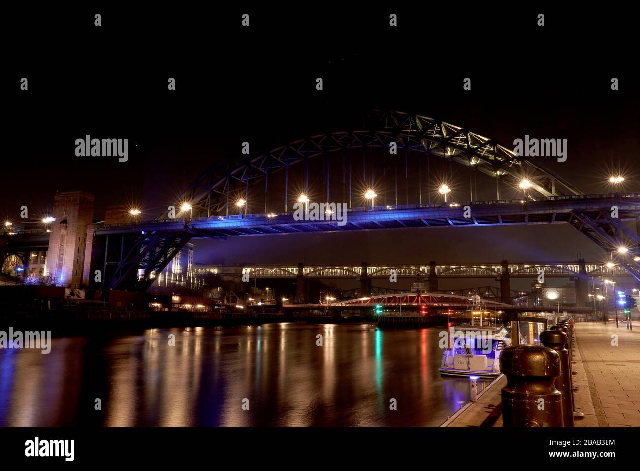 Le pont Tyne de Newcastle est éclairé en bleu par un geste de grâce au personnel de NHS qui tente de combattre le coronavirus. Un hommage national pour les héros de la santé de première ligne a lieu dans tout le Royaume-Uni avec un grand nombre d'applaudissements sur les portes, les fenêtres et les balcons jeudi à 20:00. Banque D'Images