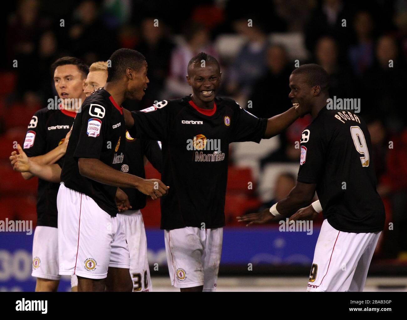 Crewe Alexandra's Chuks Aneke (à gauche) célèbre leur troisième but du jeu avec son coéquipier Mathias Pogba (à droite) Banque D'Images