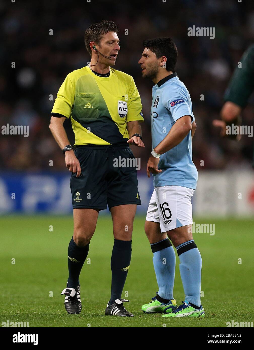 Sergio Aguero de Manchester City (à droite) et l'arbitre Gianluca Rocchi Banque D'Images