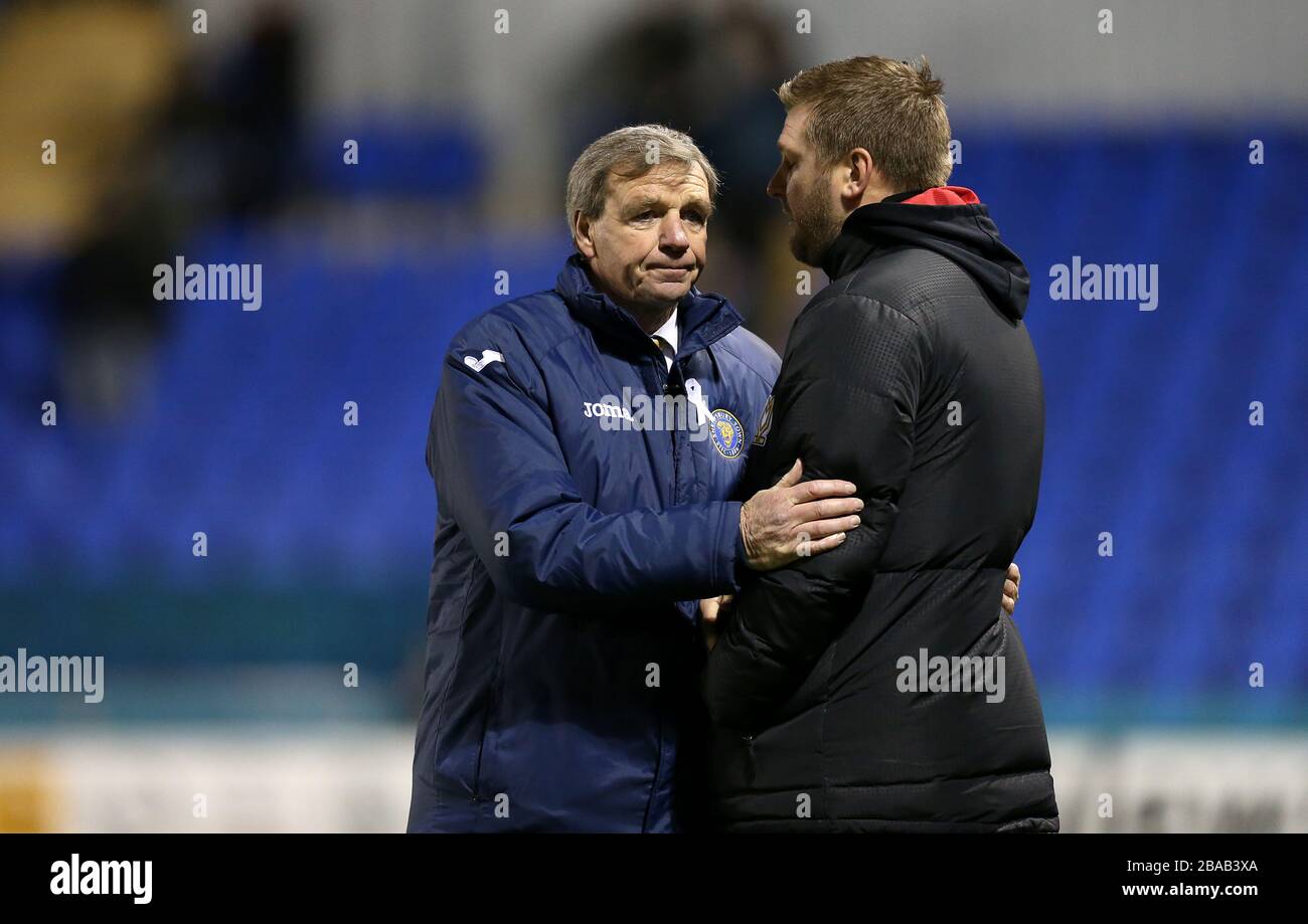 Le directeur de Shrewsbury Town Graham Turner (à gauche) et le directeur de Milton Keynes Dons Karl Robinson (à droite) parlent avant le lancement Banque D'Images