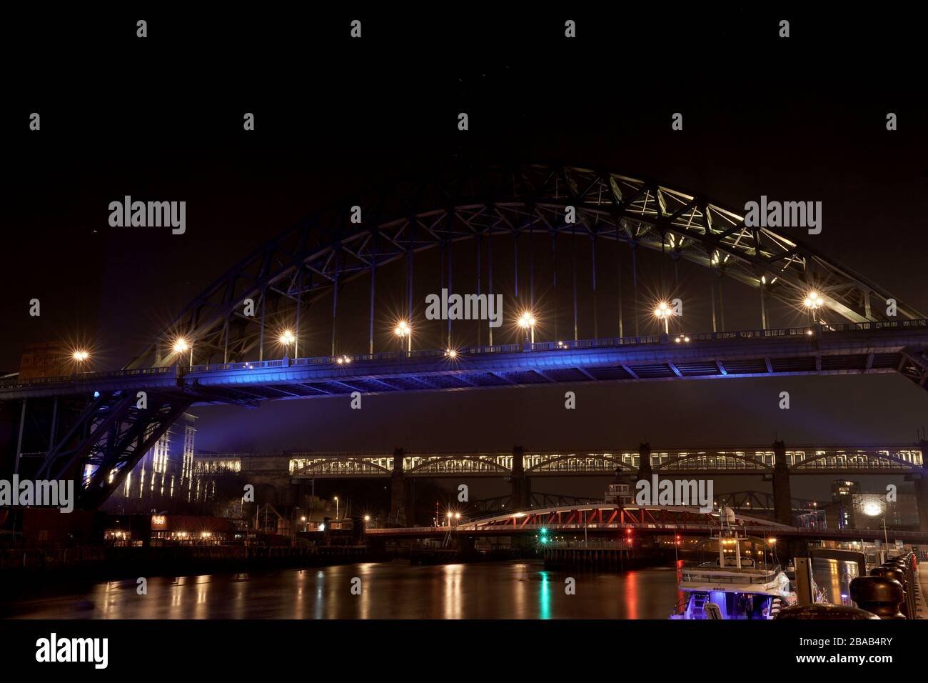 Le pont Tyne de Newcastle est éclairé en bleu par un geste de grâce au personnel de NHS qui tente de combattre le coronavirus. Un hommage national pour les héros de la santé de première ligne a lieu dans tout le Royaume-Uni avec un grand nombre d'applaudissements sur les portes, les fenêtres et les balcons jeudi à 20:00. Banque D'Images