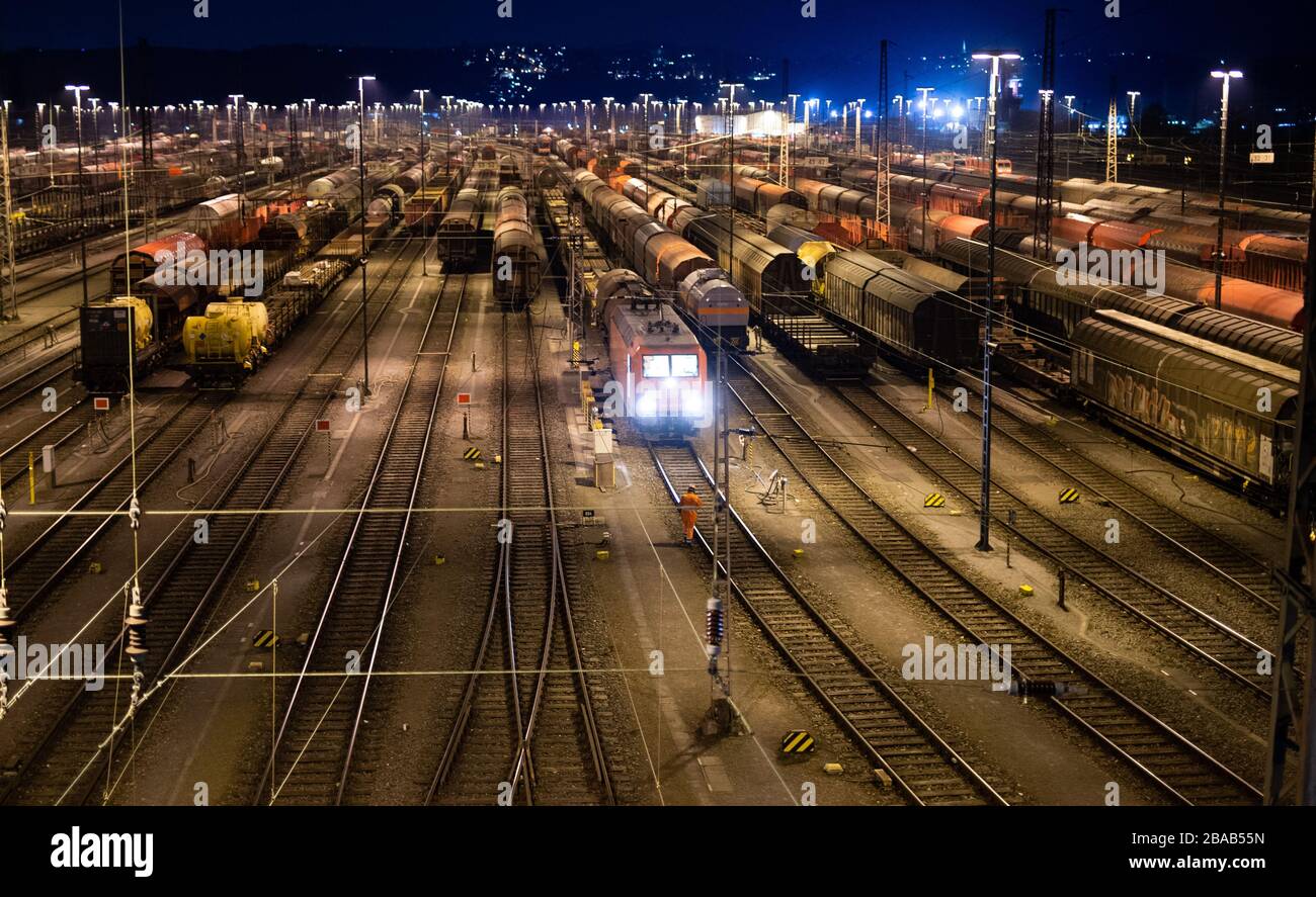 Hagen, Allemagne. 26 mars 2020. Un homme marche entre les wagons dans le hall de la station de fret. Selon la Deutsche Bahn, la demande croissante de transport ferroviaire a été perceptible depuis des jours en raison de la crise de la couronne. Crédit: Jonas Güttler/dpa/Alay Live News Banque D'Images