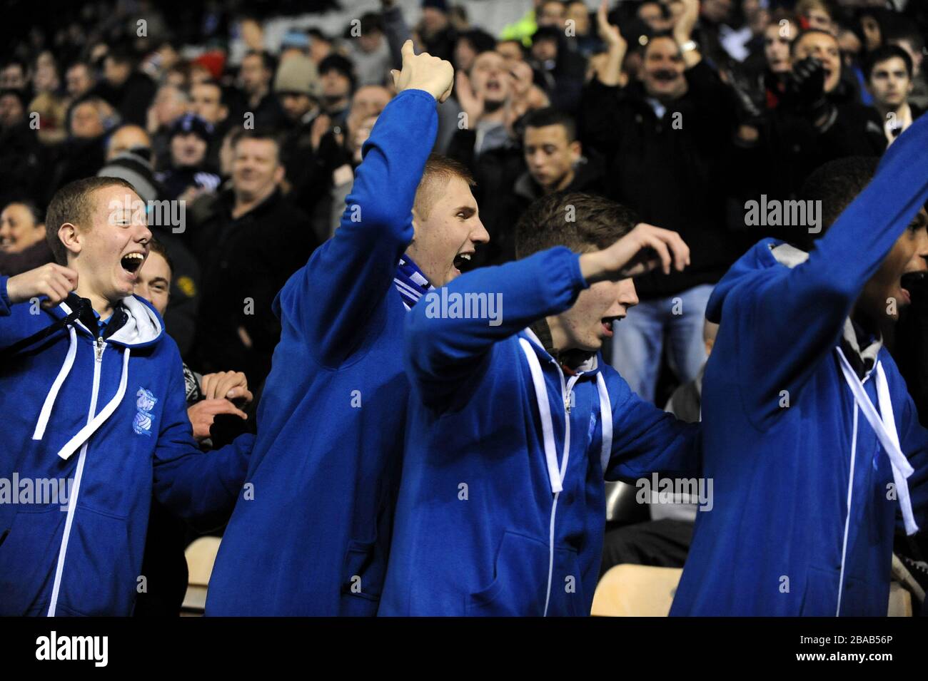 Les fans de Birmingham City célèbrent un but dans les stands Banque D'Images