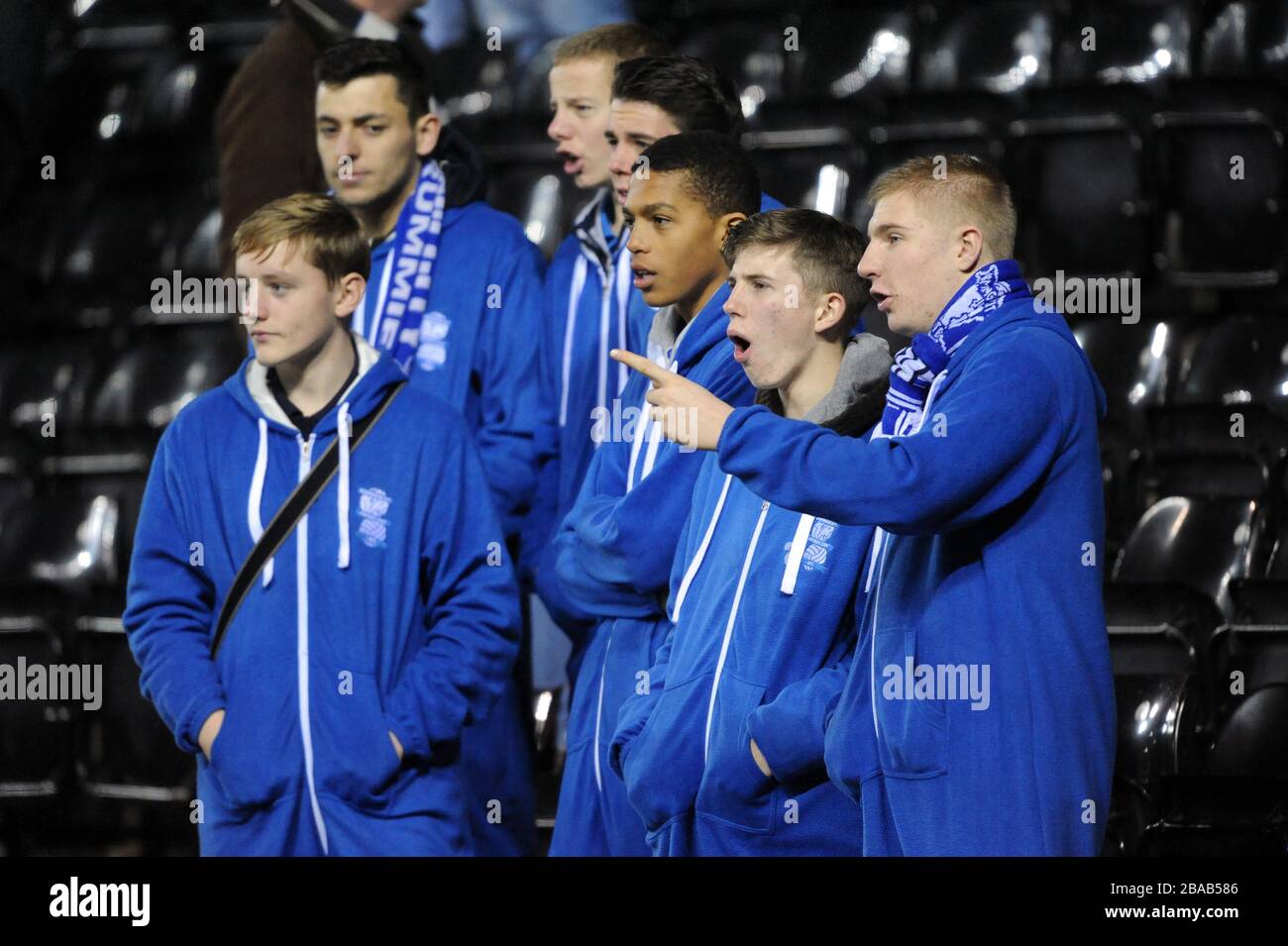 Les fans de Birmingham City montrent leur soutien dans les stands Banque D'Images