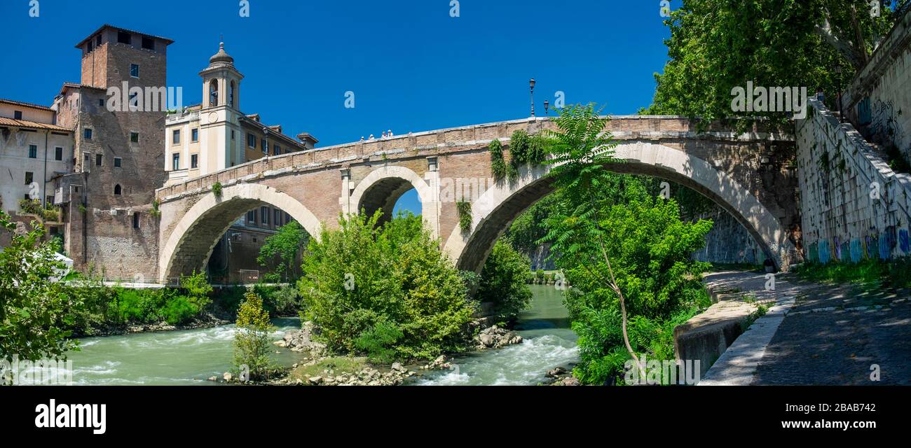 Rome, Italie. Isola Tiberina ou Tiber Island avec le Ponte Fabricio construit au premier siècle avant J.-C. Banque D'Images