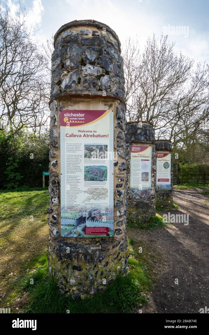 Panneaux d'information à Roman Silchester sur l'histoire de la ville romaine précédemment appelée Calleva Atrebatum, Hampshire, Royaume-Uni Banque D'Images