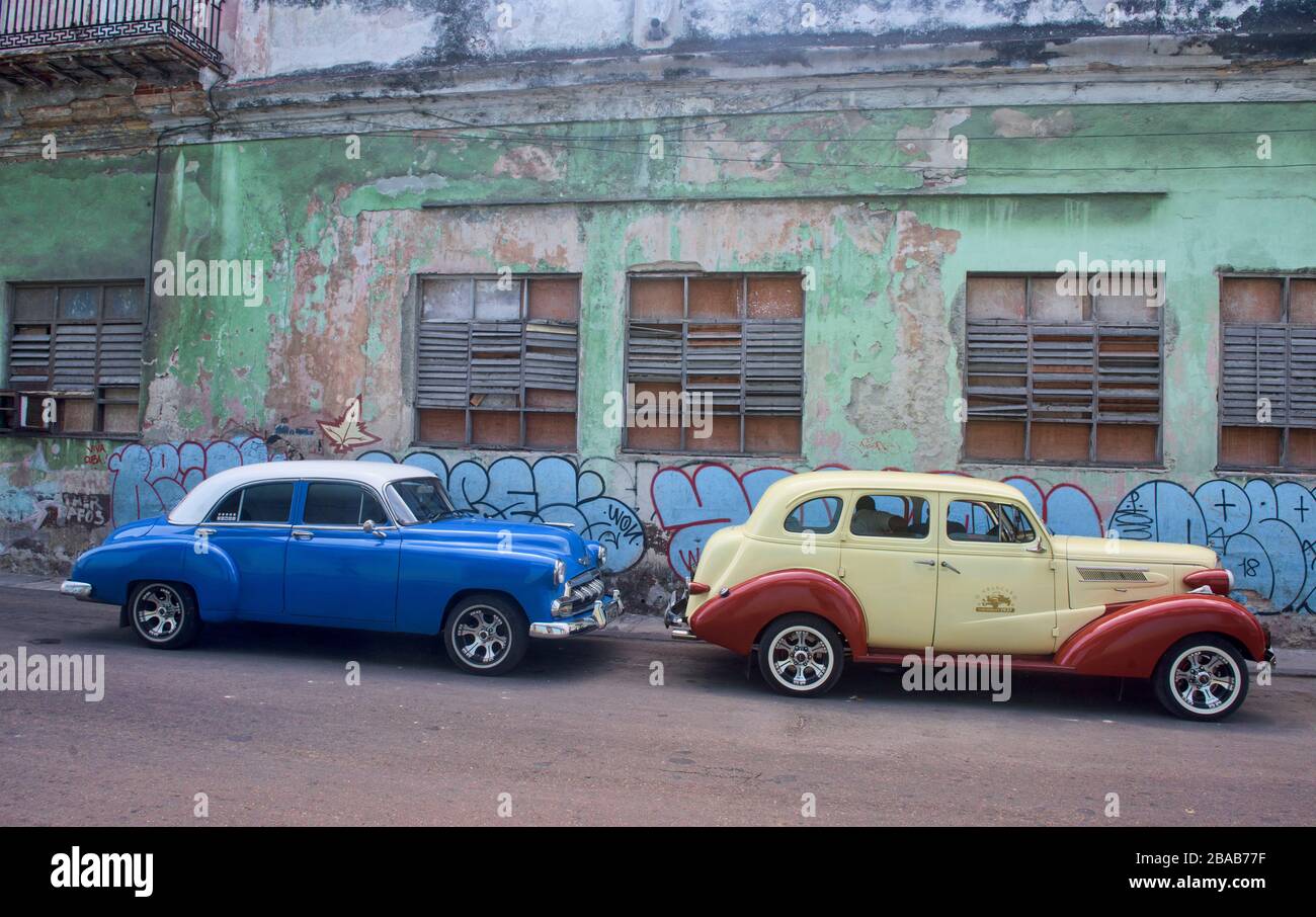 Les voitures classiques et l'architecture colorée font partie de la vie quotidienne à la Havane, Cuba Banque D'Images