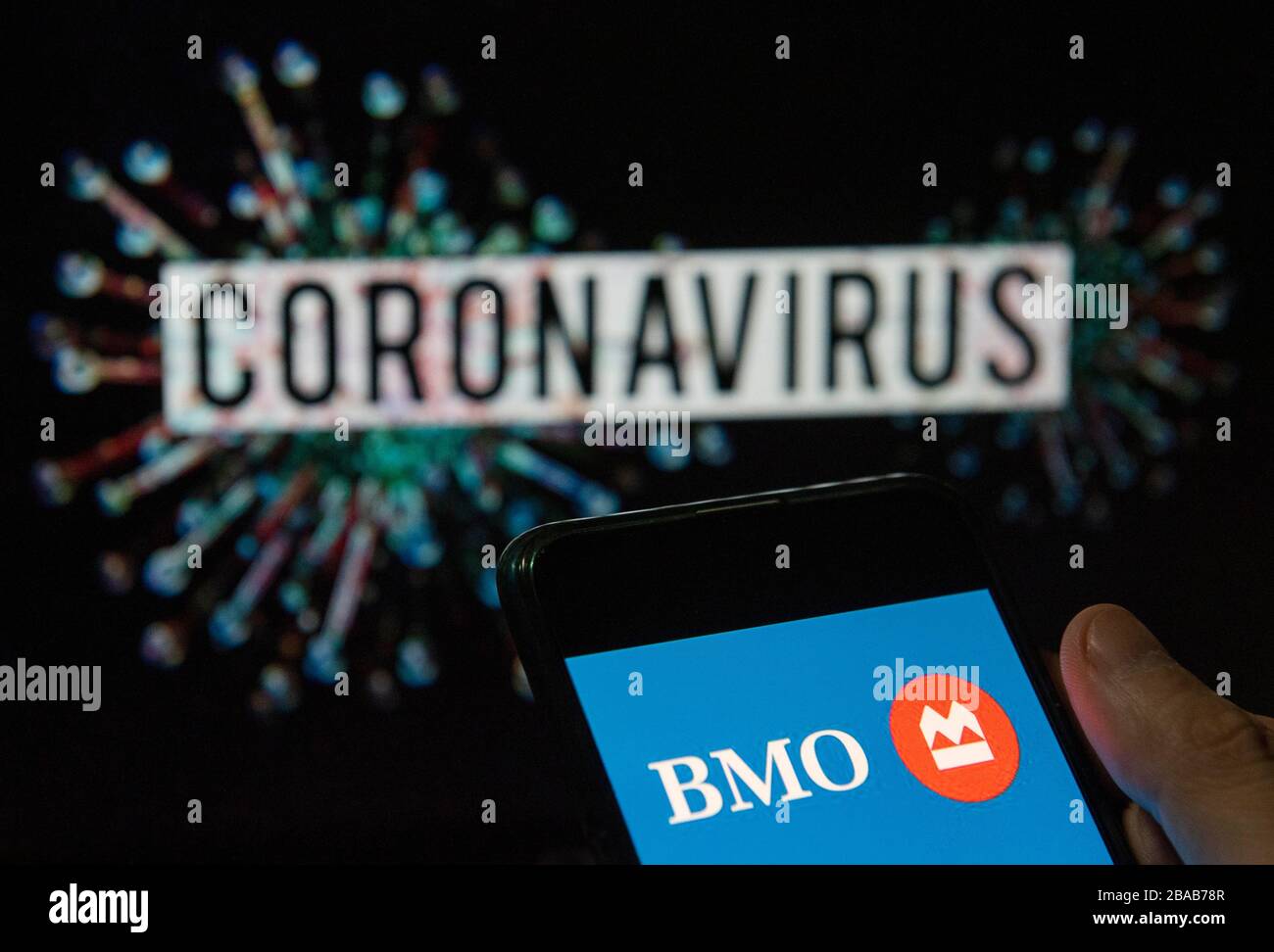Chine. 20 mars 2020. Dans cette photo, le logo de la Banque de Montréal (BMO), une multinationale canadienne de services bancaires et financiers, a été affiché sur un smartphone avec un modèle informatique du coronavirus COVID-19 en arrière-plan. Crédit: Burul Chukrut/SOPA Images/ZUMA Wire/Alay Live News Banque D'Images