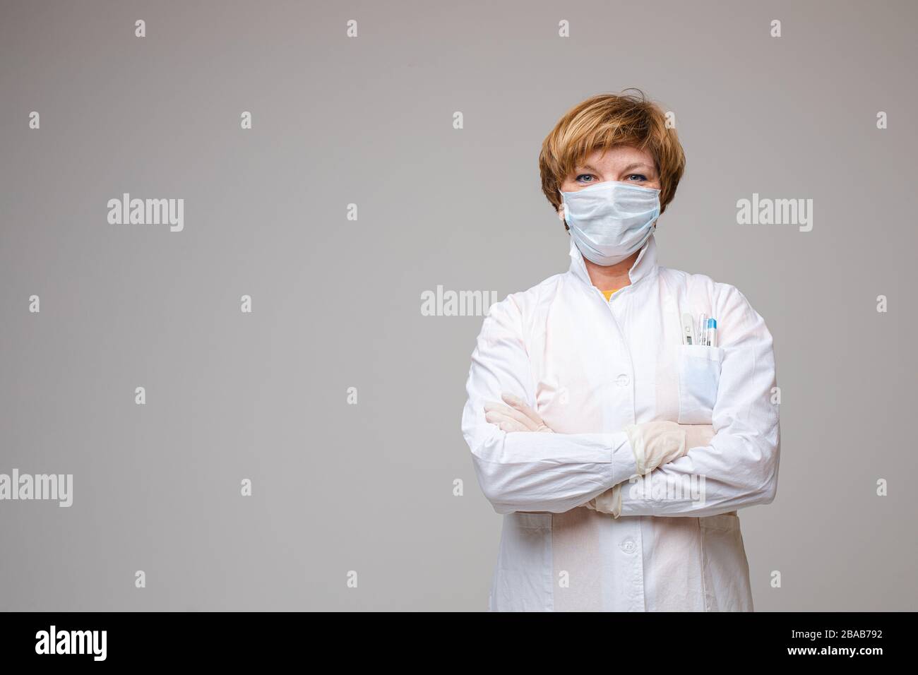 Médecin professionnel en robe et masque. Portrait photo en stock Banque D'Images
