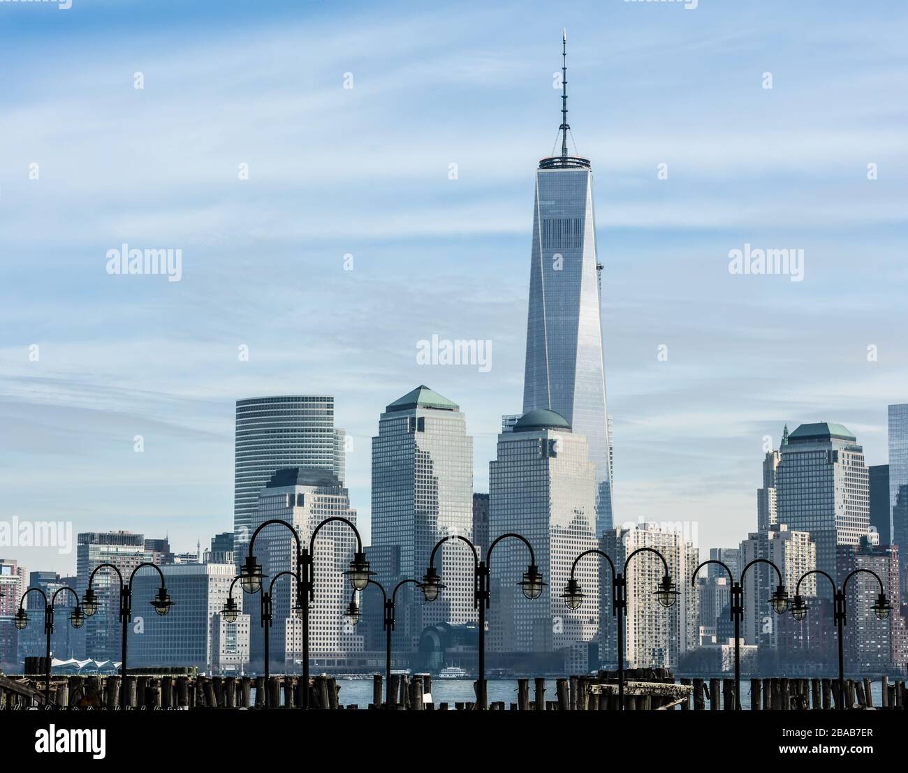 La ville de New York avec un World Trade Center depuis les quais du New Jersey pendant la journée avec des lumières modernes sur les quais. Banque D'Images