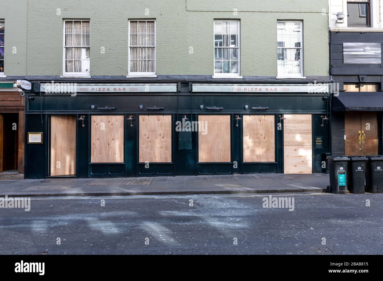 Londres - Angleterre - Old Compton Street - 21032020 - les rues vides alors que le virus Corona frappe Londres forçant de nombreuses entreprises à fermer ou à fournir un service réduit - Photographe : Brian Duffy Banque D'Images