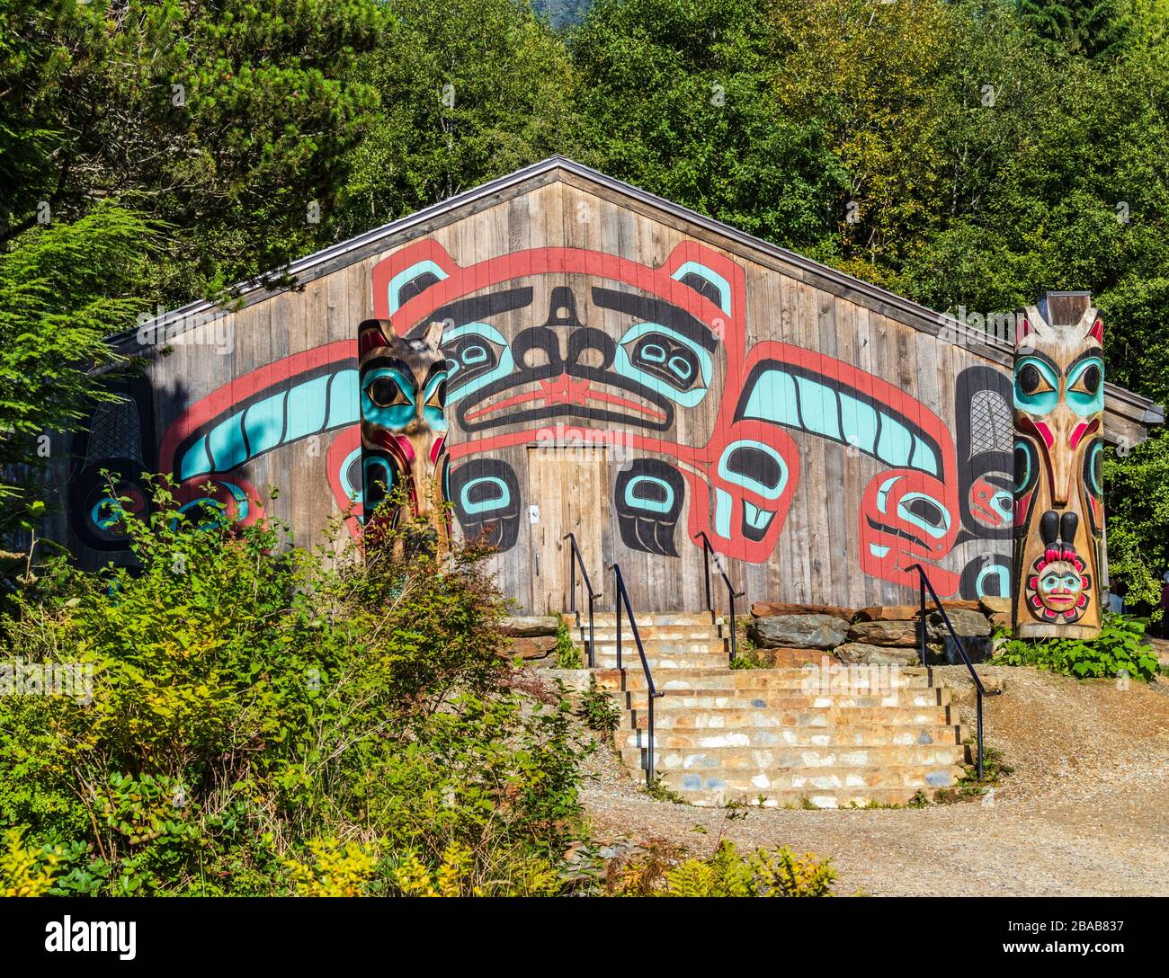 Maison Bear Clan à Saxman Native Village Dance Performance et excursion en bateau de croisière Totem Park à Ketchikan, en Alaska. Banque D'Images